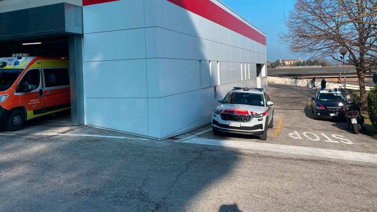 Ambulanza e carabinieri al pronto soccorso Ambulanza e carabinieri al pronto soccorso