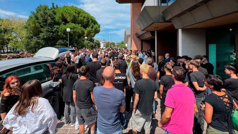 Cesenatico: 1.000 persone per il funerale del 16enne morto nell’incidente con lo scooter VIDEO E FOTOGALLERY Cesenatico: 1.000 persone per il funerale del 16enne morto nell’incidente con lo scooter VIDEO E FOTOGALLERY