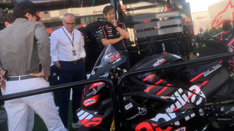 MotoGp a Misano, Stefano Domenicali scopre la nuova Aprilia in edizione limitata da 90mila euro VIDEO GALLERY MotoGp a Misano, Stefano Domenicali scopre la nuova Aprilia in edizione limitata da 90mila euro VIDEO GALLERY