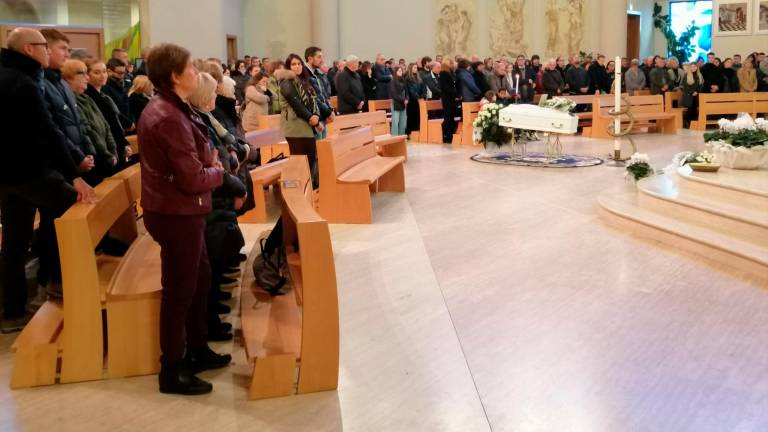 Bellaria. Una folla straziata dal dolore per l’addio a Giulio, morto a 3 anni per un incidente Bellaria. Una folla straziata dal dolore per l’addio a Giulio, morto a 3 anni per un incidente