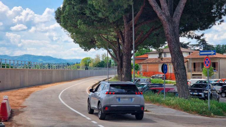 Faenza, riaperto il ponte delle Grazie e inaugurato il ponte Bailey. Figliuolo: “Ci sono persone che hanno l’assegno in mano” Faenza, riaperto il ponte delle Grazie e inaugurato il ponte Bailey. Figliuolo: “Ci sono persone che hanno l’assegno in mano”