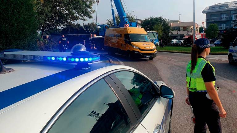 Riccione. Si ribalta Tir alla rotatoria di San Lorenzo: ferito l’autista Riccione. Si ribalta Tir alla rotatoria di San Lorenzo: ferito l’autista