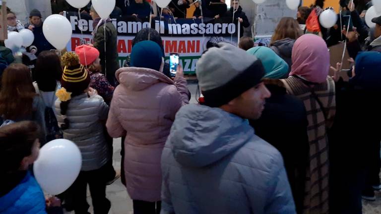 Cesena, corpi stesi in piazza e palloncini in cielo contro le bombe a Gaza e per la Palestina libera Cesena, corpi stesi in piazza e palloncini in cielo contro le bombe a Gaza e per la Palestina libera