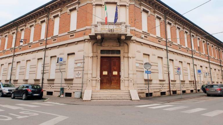 Lugo, dopo gli sputi, dalla scuola viene lanciata una sedia in strada che sfiora auto e passanti. Presi provvedimenti contro gli studenti