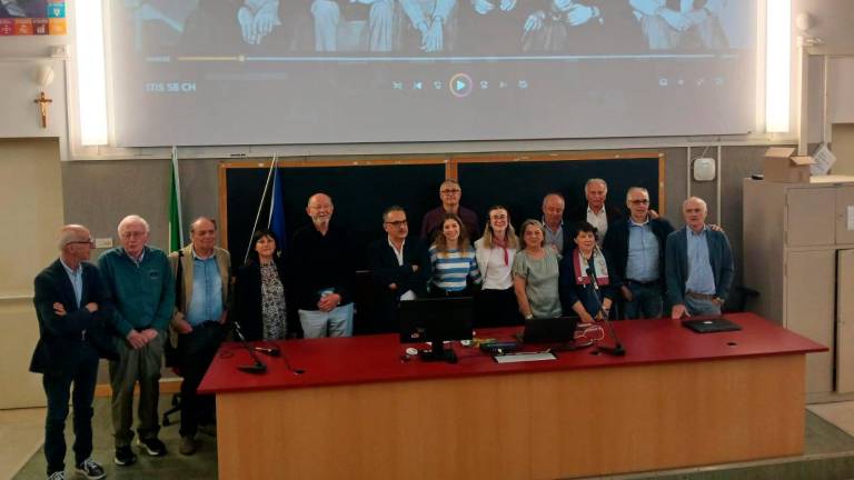 Forlì, gli ex studenti dell’Iti Marconi del 1969 e del 1973 regalano due borse di studio a studentesse da 100 e lode Forlì, gli ex studenti dell’Iti Marconi del 1969 e del 1973 regalano due borse di studio a studentesse da 100 e lode