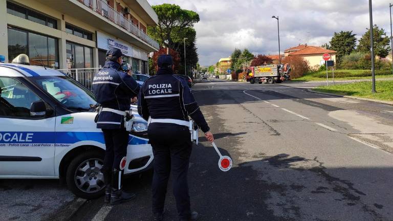Icontrolli della polizia locale nei pressi di via Ugo Bassi Icontrolli della polizia locale nei pressi di via Ugo Bassi