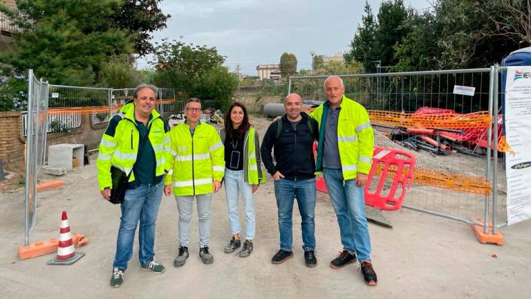 L’assessore Alessandro Uguccioni insieme con i tecnici Hera e ditta esecutrice lavori L’assessore Alessandro Uguccioni insieme con i tecnici Hera e ditta esecutrice lavori