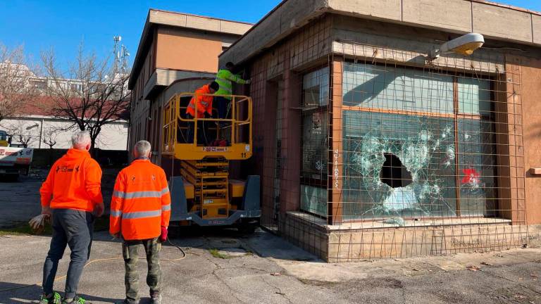 Forlì, ex centrale avicola: grate anti-intrusione sulle finestre Forlì, ex centrale avicola: grate anti-intrusione sulle finestre