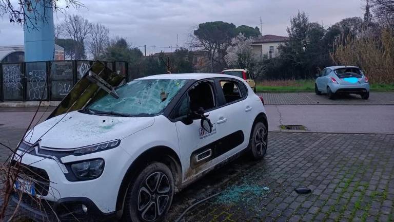 Bagnacavallo, panchina sradicata dal suolo e gettata contro un’auto Bagnacavallo, panchina sradicata dal suolo e gettata contro un’auto