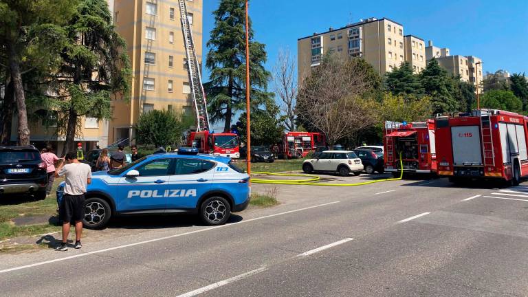 Incendio a Cesena, un intossicato in ospedale VIDEO Incendio a Cesena, un intossicato in ospedale VIDEO