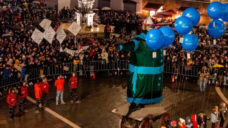 I cartelli di protesta in occasione del rogo (foto mmph) I cartelli di protesta in occasione del rogo (foto mmph)