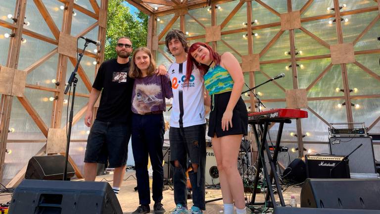 La musica di Gobbi da Cesena al festival indipendente di Budapest: sul palco con la maglia di Shpendi La musica di Gobbi da Cesena al festival indipendente di Budapest: sul palco con la maglia di Shpendi