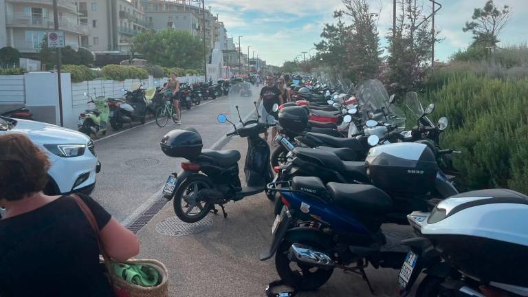 Gli scooter parcheggiati lungo il Parco del mare Gli scooter parcheggiati lungo il Parco del mare