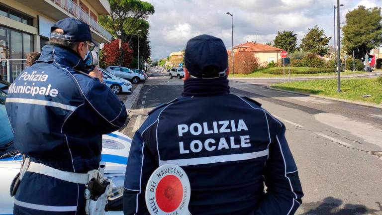 Villa Verucchio, scappa e imbocca la rotonda contromano: multa di oltre 2mila euro e 19 punti in meno sulla patente anche se ne aveva solo 11