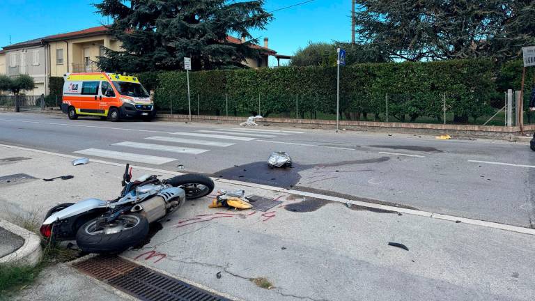 Villalta, incidente: cade con la moto e il mezzo si schianta contro un palo, via Cesenatico chiusa in entrambe le direzioni Villalta, incidente: cade con la moto e il mezzo si schianta contro un palo, via Cesenatico chiusa in entrambe le direzioni