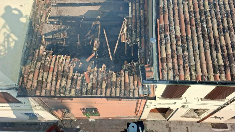 Forlì, incendio in un appartamento in via Giova: evacuati 11 nuclei familiari VIDEO GALLERY Forlì, incendio in un appartamento in via Giova: evacuati 11 nuclei familiari VIDEO GALLERY