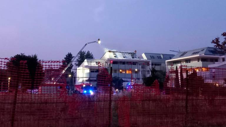 Attico a fuoco: evacuato per l’incendio un condominio di via Elsa Morante a Cesena VIDEOGALLERY Attico a fuoco: evacuato per l’incendio un condominio di via Elsa Morante a Cesena VIDEOGALLERY
