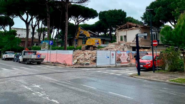 Cervia. Addio allo storico bar Barbanti. L’immobile abbattuto dalle ruspe Cervia. Addio allo storico bar Barbanti. L’immobile abbattuto dalle ruspe