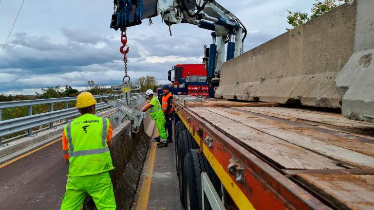 Santarcangelo, il ponte sul Marecchia riapre a doppio senso di marcia Santarcangelo, il ponte sul Marecchia riapre a doppio senso di marcia