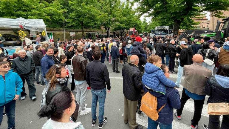Cesena, primo maggio e trattori in piazza: la tradizione più forte del maltempo - Gallery Cesena, primo maggio e trattori in piazza: la tradizione più forte del maltempo - Gallery
