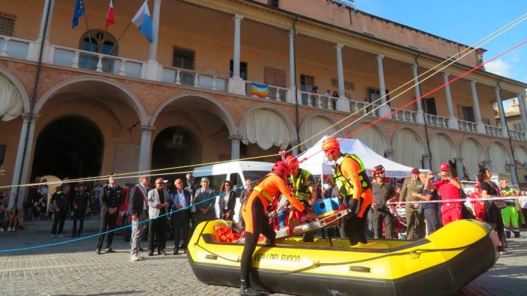 Simulazione di un salvataggio da parte dei vigili del fuoco, in piazza del Popolo FOTO MMPH Simulazione di un salvataggio da parte dei vigili del fuoco, in piazza del Popolo FOTO MMPH