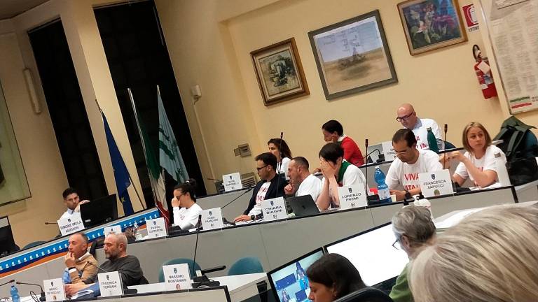 Riccione, approvata la revoca della cittadinanza onoraria a Mussolini. Il Comune: «Nessuno vuole cancellare la storia» Riccione, approvata la revoca della cittadinanza onoraria a Mussolini. Il Comune: «Nessuno vuole cancellare la storia»