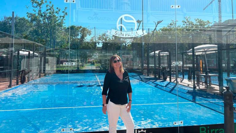 La presidente Antonia Barnabè davanti ai campi di padel del Circolo Alleanza Sportiva di Riccione La presidente Antonia Barnabè davanti ai campi di padel del Circolo Alleanza Sportiva di Riccione