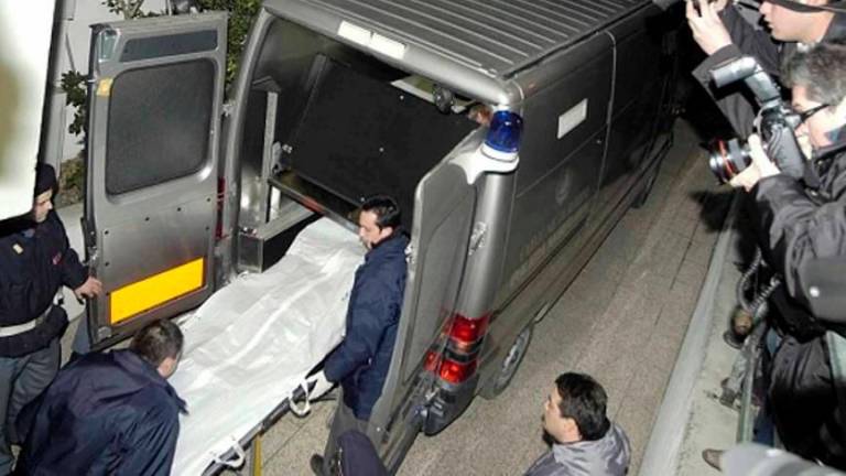 Il recupero del corpo di Marco Pantani, trovato senza vita in una residence a Rimini Il recupero del corpo di Marco Pantani, trovato senza vita in una residence a Rimini