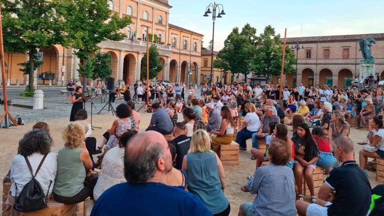 Santarcangelo, circa 400 persone per l’omaggio a Lorena Vezzosi contro i femminicidi Santarcangelo, circa 400 persone per l’omaggio a Lorena Vezzosi contro i femminicidi