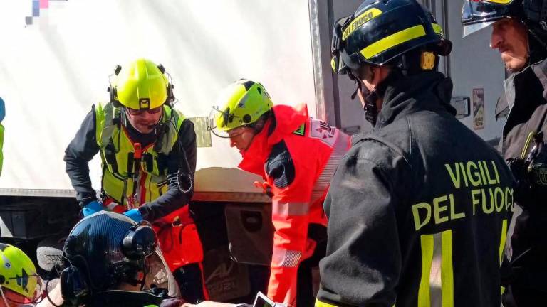 Dovadola, incidente: tampona un trattore col furgone e resta incastrato tra le lamiere, liberato dai Vigili del Fuoco Dovadola, incidente: tampona un trattore col furgone e resta incastrato tra le lamiere, liberato dai Vigili del Fuoco