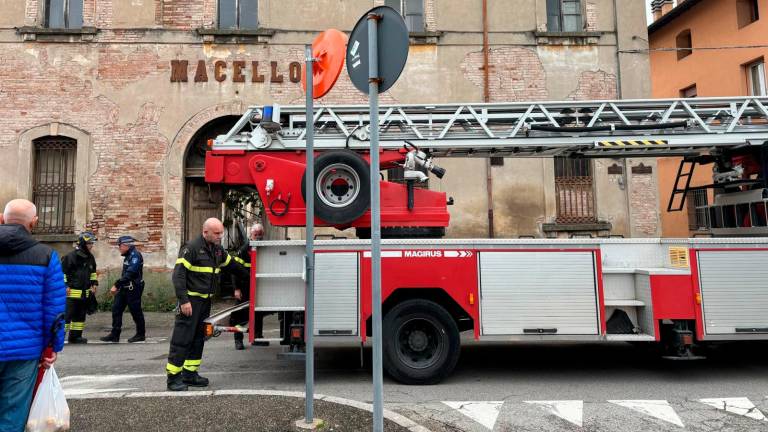 I vigili del fuoco al lavoro all’ex Macello questa mattina I vigili del fuoco al lavoro all’ex Macello questa mattina