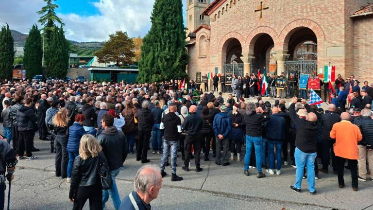 I manifestanti in arrivo davanti al cimitero (foto Fabio Blaco) I manifestanti in arrivo davanti al cimitero (foto Fabio Blaco)
