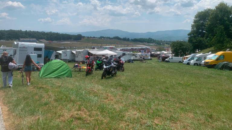 MotoGp, “al Mugello non si dorme”: il venerdì dei tifosi al Gp d’Italia VIDEO MotoGp, “al Mugello non si dorme”: il venerdì dei tifosi al Gp d’Italia VIDEO