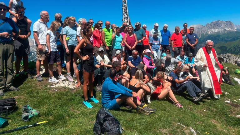 Don Giovanni (a destra) con il gruppo dei forlivesi che lo hanno accompagnato Don Giovanni (a destra) con il gruppo dei forlivesi che lo hanno accompagnato