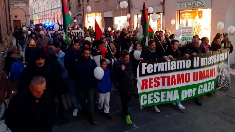 Cesena, corpi stesi in piazza e palloncini in cielo contro le bombe a Gaza e per la Palestina libera Cesena, corpi stesi in piazza e palloncini in cielo contro le bombe a Gaza e per la Palestina libera