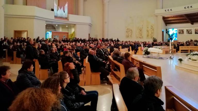 Una folla in lacrime per l’addio a Giulio. FOTO Tommaso Morosetti Una folla in lacrime per l’addio a Giulio. FOTO Tommaso Morosetti