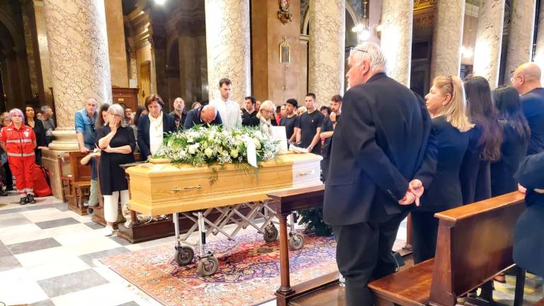 Forlì, il funerale di Nicolò Ulivi: palloncini bianchi in volo all’uscita della chiesa Forlì, il funerale di Nicolò Ulivi: palloncini bianchi in volo all’uscita della chiesa
