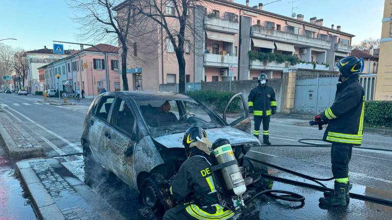 Cesena, auto a fuoco in viale Bovio: strada chiusa al traffico Cesena, auto a fuoco in viale Bovio: strada chiusa al traffico