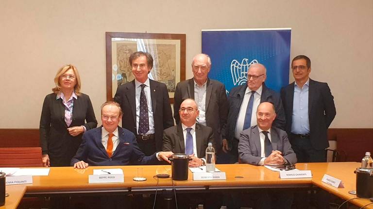 Da sinistra in piedi: Noemi Piolanti (componente Comitato Garanti del premio), Mario Boccaccini (Coface Credipartner, sponsor) Ernesto Giuseppe Alfieri (Fond. Cassa Ravenna, sponsor) Franco Gabici (Giuria Guidarello Romagna) e Luca Corradi (BPER Banca, sponsor). Da sinistra seduti: Beppe Rossi (componente Comitato Garanti del premio), il presidente dell’associazione Roberto Bozzi e il direttore generale Marco Chimenti Da sinistra in piedi: Noemi Piolanti (componente Comitato Garanti del premio), Mario Boccaccini (Coface Credipartner, sponsor) Ernesto Giuseppe Alfieri (Fond. Cassa Ravenna, sponsor) Franco Gabici (Giuria Guidarello Romagna) e Luca Corradi (BPER Banca, sponsor). Da sinistra seduti: Beppe Rossi (componente Comitato Garanti del premio), il presidente dell’associazione Roberto Bozzi e il direttore generale Marco Chimenti