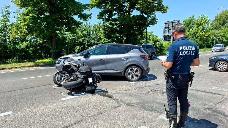 Forlì, incidente: travolto da un’auto, sfonda il parabrezza con il casco, grave motociclista - Gallery Forlì, incidente: travolto da un’auto, sfonda il parabrezza con il casco, grave motociclista - Gallery