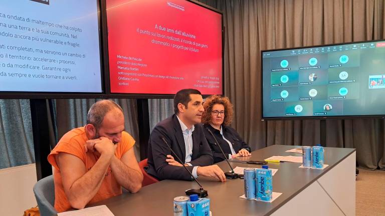 Da sinistra lo scrittore Cristiano Cavina, il presidente della Regione Michele De Pascale e la sottosegretaria alla Presidenza con delega alla Protezione civile Manuela Rontini. Da sinistra lo scrittore Cristiano Cavina, il presidente della Regione Michele De Pascale e la sottosegretaria alla Presidenza con delega alla Protezione civile Manuela Rontini.