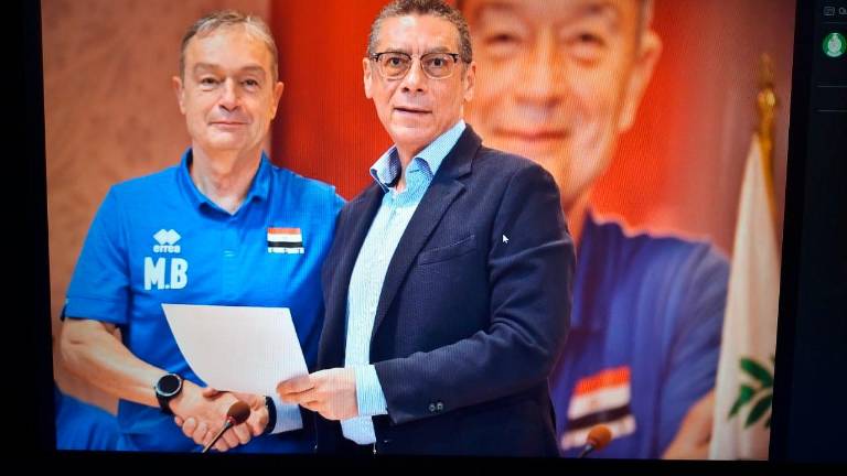 Marco Bonitta con il contratto che lo lega alla federazione egiziana Marco Bonitta con il contratto che lo lega alla federazione egiziana