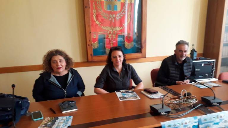 L’allestimento tematico della rotonda all’ingresso di Riolo, due buoi che trainano un carro con una botte di vino. A destra, la presentazione ieri della rassegna L’allestimento tematico della rotonda all’ingresso di Riolo, due buoi che trainano un carro con una botte di vino. A destra, la presentazione ieri della rassegna