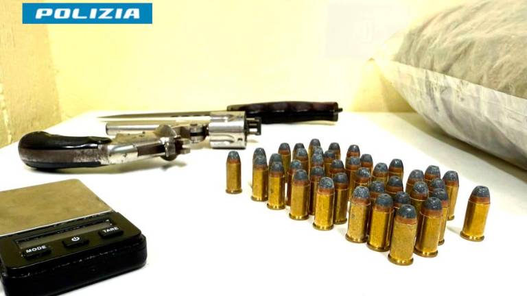 Ravenna, la Polizia entra in casa per una lite in famiglia e scopre una pistola e 3 chili di marijuana pronta per lo spaccio Ravenna, la Polizia entra in casa per una lite in famiglia e scopre una pistola e 3 chili di marijuana pronta per lo spaccio