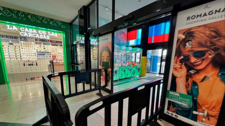 Spaccata in gioielleria al Romagna Shopping Valley di Savignano Mare: maxi bottino FOTOGALLERY Spaccata in gioielleria al Romagna Shopping Valley di Savignano Mare: maxi bottino FOTOGALLERY