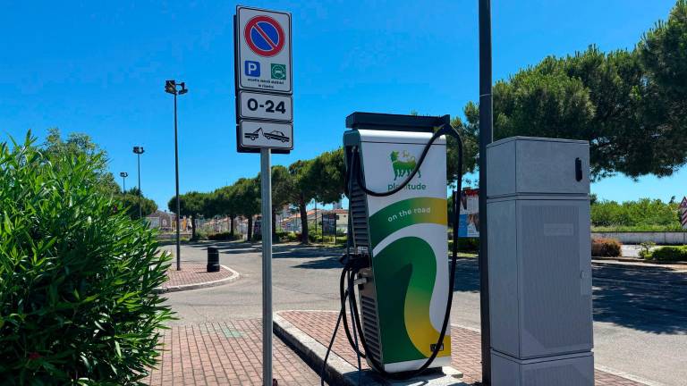 Una delle colonnine elettriche del parcheggio nel piazzale della Rocca Una delle colonnine elettriche del parcheggio nel piazzale della Rocca