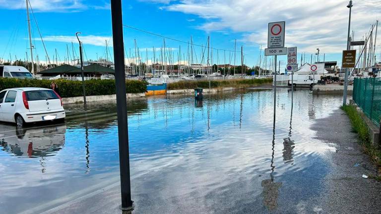 Cesenatico, alta marea: acqua nell’area del mercato e dei magazzini Cesenatico, alta marea: acqua nell’area del mercato e dei magazzini