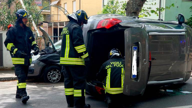 Rimini, incidente: con l’auto si ribalta su un fianco in via Rimembranze - Gallery