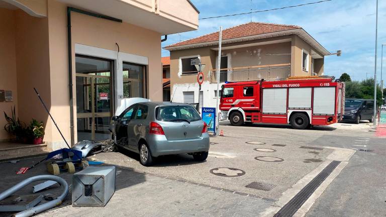 Stordita dall’anestesia del dentista sbanda contro la vetrina di un negozio a Gambettola Stordita dall’anestesia del dentista sbanda contro la vetrina di un negozio a Gambettola