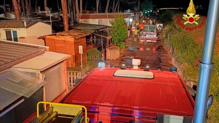 Cesenatico, incendio al Camping Zadina: a fuoco una casetta di legno nella notte Cesenatico, incendio al Camping Zadina: a fuoco una casetta di legno nella notte